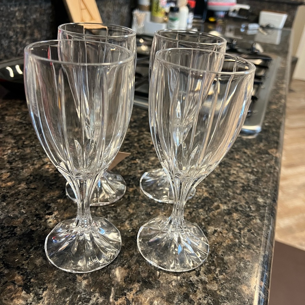 Elegant Clear Wine Glass Set